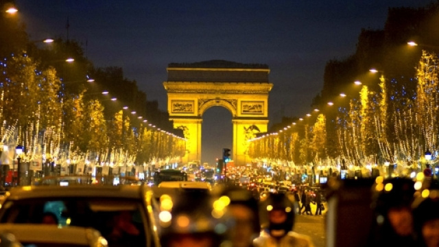 attaque terroriste sur les champs Elysées (monumentsdefrance.com)