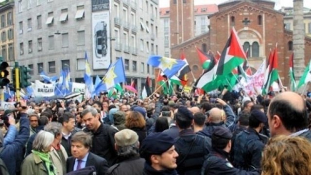 Bandiere della Brigata Ebraica e della Palestina insieme durante un corteo del 25 aprile a Milano