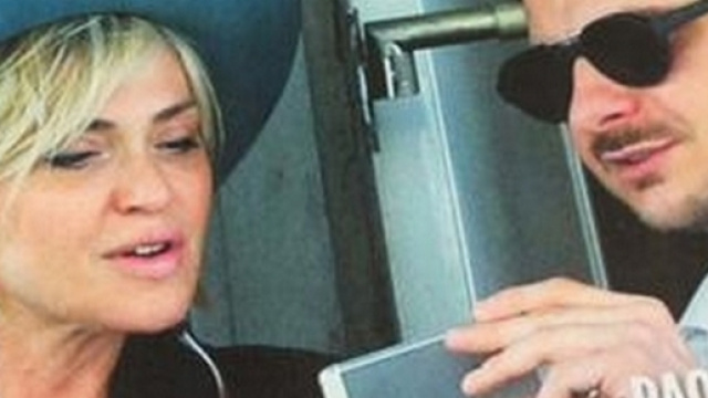 Paola Barale in compagnia di un uomo misterioso a Milano