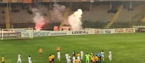 I calciatori del Lecce scendono in campo.