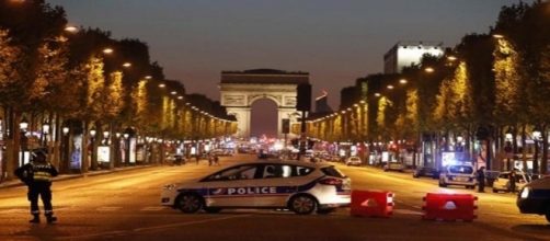 Un homme a été abattu après avoir commis un attentat sur des policiers sur les Champs-Elysées