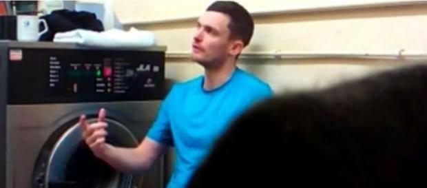 Adam Johnson conversando com outros detentos Adam Johnson conversando com outros detentos