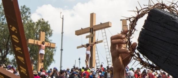 Al pié del Cerro de la Estrella miles de personas, entre devotos, turistas y penitentes se congregan para apreciar la crucifixión Al pié del Cerro de la Estrella miles de personas, entre devotos, turistas y penitentes se congregan para apreciar la crucifixión