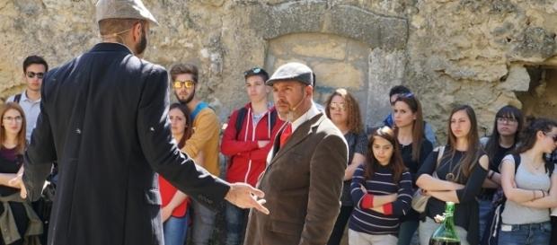Alfio e Turiddu nel momento del lancio della sfida Alfio e Turiddu nel momento del lancio della sfida