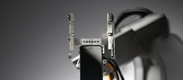Apple’s disassembly robot Liam can destroy an iPhone in 11 seconds to recycle it. Photo courtesy of Blasting News Library. Apple’s disassembly robot Liam can destroy an iPhone in 11 seconds to recycle it. Photo courtesy of Blasting News Library.