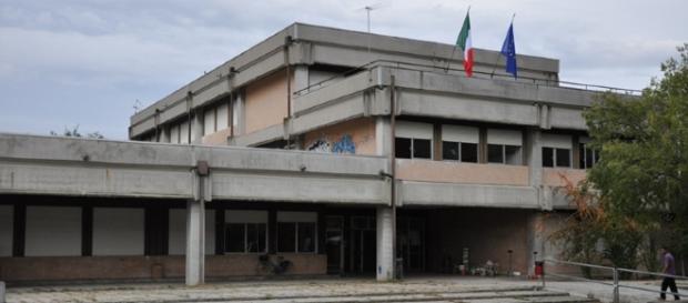 Carpi, due bus contro scuola 'Meucci': per il sindaco è un atto criminale Carpi, due bus contro scuola 'Meucci': per il sindaco è un atto criminale