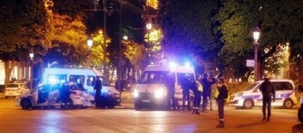 Champs-Élisée é fechada pela polícia depois do ataque Champs-Élisée é fechada pela polícia depois do ataque