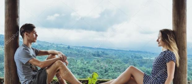 Hombre joven y mujer disfrutando sentado en un alto ... - depositphotos.com Hombre joven y mujer disfrutando sentado en un alto ... - depositphotos.com