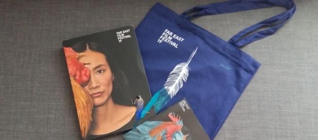 La locandina e l'intero kit del 19mo FEFF è ispirato all'Anno del Gallo, secondo il calendario cinese La locandina e l'intero kit del 19mo FEFF è ispirato all'Anno del Gallo, secondo il calendario cinese