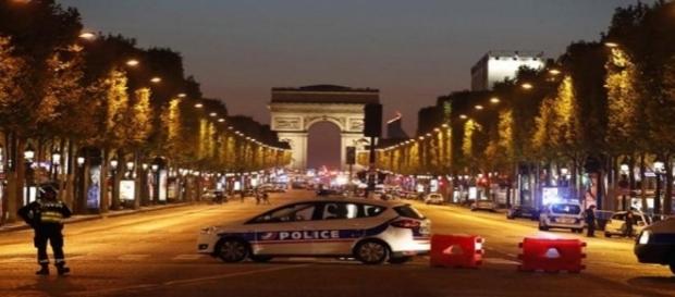 Un homme a été abattu après avoir commis un attentat sur des policiers sur les Champs-Elysées Un homme a été abattu après avoir commis un attentat sur des policiers sur les Champs-Elysées
