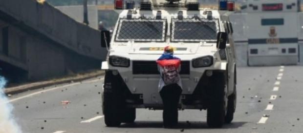 Venezolana frente a frente a la represión Venezolana frente a frente a la represión