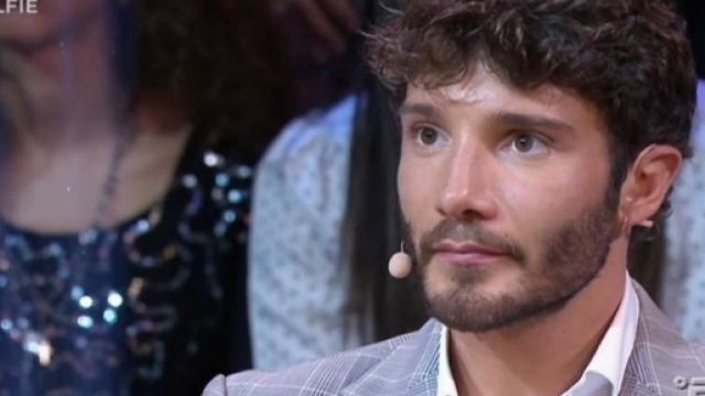 Gossip: Stefano De Martino è bugiardo? Un giornalista lo attacca.