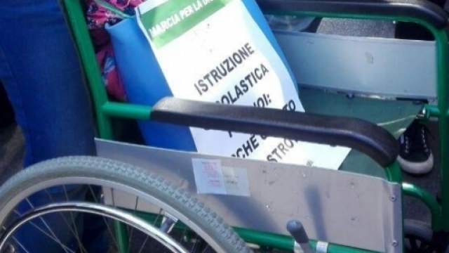 La carrozzina vuota, simbolo dei disabili invisibili, che la Regione Sicilia di Crocetta non assiste decorosamente