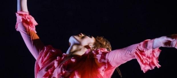 A liberdade e sofisticação de Florence Welch nos palcos A liberdade e sofisticação de Florence Welch nos palcos