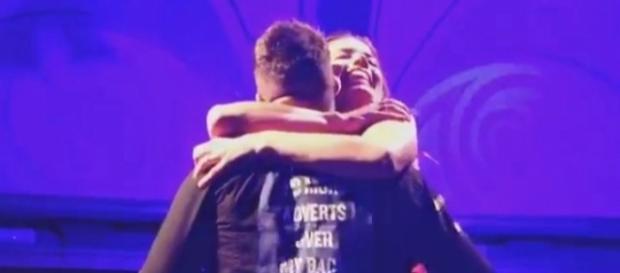 Alyson Eckmann se subió al escenario para cantar junto a Tutto Durán "Cómo vuelvo al pasado" Alyson Eckmann se subió al escenario para cantar junto a Tutto Durán "Cómo vuelvo al pasado"