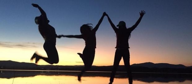 Disfrutando de un atardecer con amistades valiosas Disfrutando de un atardecer con amistades valiosas
