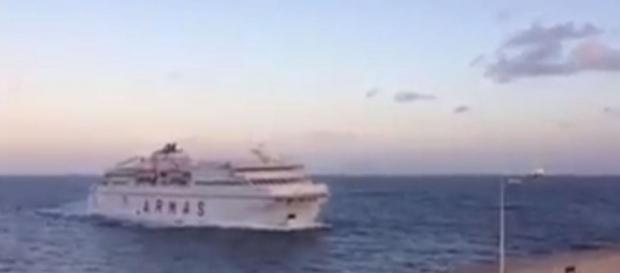 El ferry de Naviera Armas, antes de impactar ayer contra el muro en el muelle de Las Palmas El ferry de Naviera Armas, antes de impactar ayer contra el muro en el muelle de Las Palmas