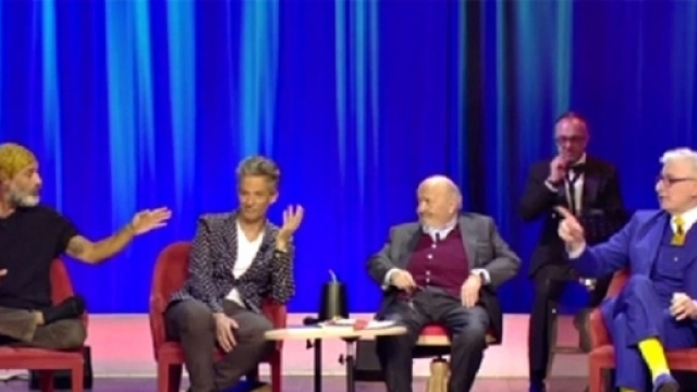 Raz Degan sul palco di Maurizio Costanzo contro Lemme