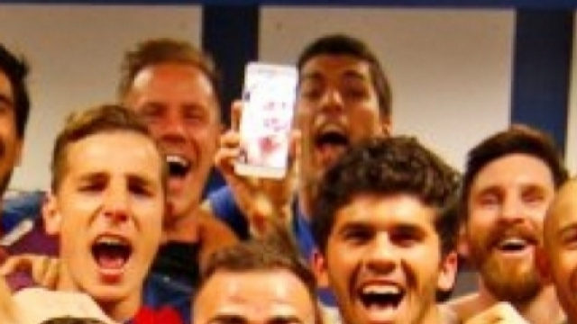 vestiaire barça prise sur http://afrique360.com/2017/04/24/ce-que-messi-a-montre-sur-son-portable-lors-de-la-celebration-du-barca_445752.html
