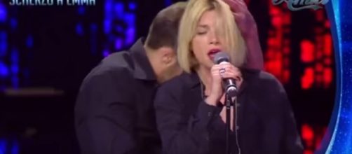 Amici 16, Emma Marrone involontaria protagonista di un ballo 'a luci rosse' - youtube.it