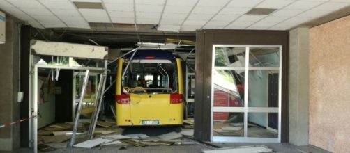 Uno degli scuolabus usati da tre criminali minorenni per sfondare l'ingresso del Meucci di Carpi - Foto: trc.tv.