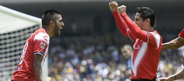 Leandro Velázquez (izq.) festeja su gol con Ángel Reyna. (via twitter - Imago7) Leandro Velázquez (izq.) festeja su gol con Ángel Reyna. (via twitter - Imago7)