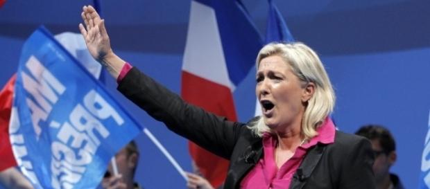Marine Le Pen na França faz saudação no mínimo estranha Marine Le Pen na França faz saudação no mínimo estranha
