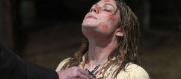 Mulher é exorcizada por um padre Mulher é exorcizada por um padre
