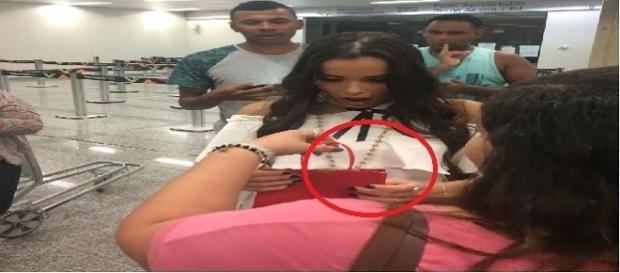 Participante do BBB 17 ganhou Iphone de fã e deu ‘block’ no rapaz Participante do BBB 17 ganhou Iphone de fã e deu ‘block’ no rapaz