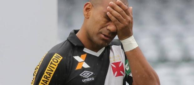 Zagueiro vascaíno lamentou derrota dura Zagueiro vascaíno lamentou derrota dura