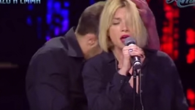 Amici 16, Emma Marrone involontaria protagonista di un ballo 'a luci rosse' - youtube.it