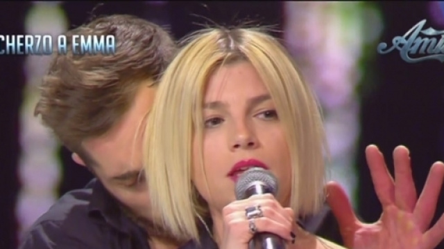 #EmmaMarrone &egrave; vittima di uno scherzo hot, ad #Amici16. #BlastingNews