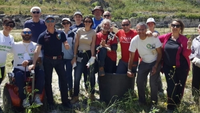Foto finale all'Anfiteatro Romano da parte di alcuni dei volontari