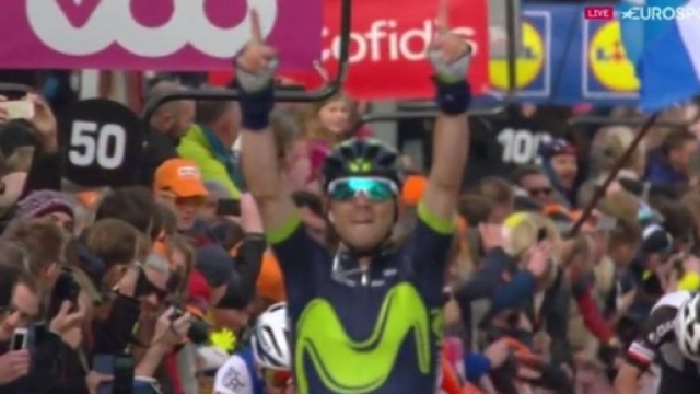 La dedica a Michele Scarponi sull'arrivo