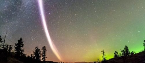 Aurora photographers discover unusual streak of light - - thespacereporter.com