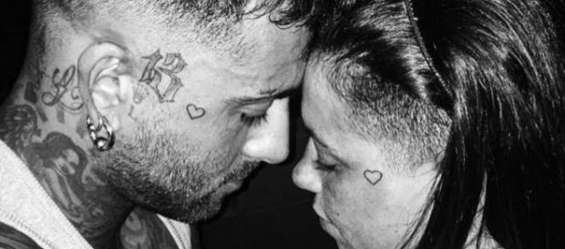 A tatuagem de um coração une o casal de namorados. A tatuagem de um coração une o casal de namorados.