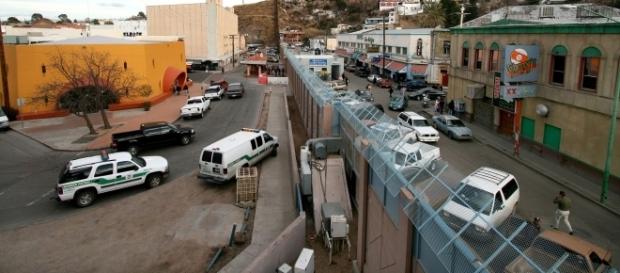 Currently, the existing border wall sections are of various types: sheet steel, metal grid and concrete / Photo creative commons via Wikimedia Currently, the existing border wall sections are of various types: sheet steel, metal grid and concrete / Photo creative commons via Wikimedia