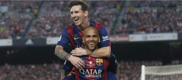 Dani Alves felicita a Messi por su actuación en el Clásico Dani Alves felicita a Messi por su actuación en el Clásico