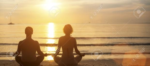 El Hombre Y La Mujer De Yoga Siluetas Meditando En La Costa Del ... - 123rf.com El Hombre Y La Mujer De Yoga Siluetas Meditando En La Costa Del ... - 123rf.com
