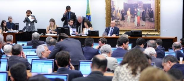 Governo admite baixar idade da aposentadoria da Mulher para 62 anos Governo admite baixar idade da aposentadoria da Mulher para 62 anos