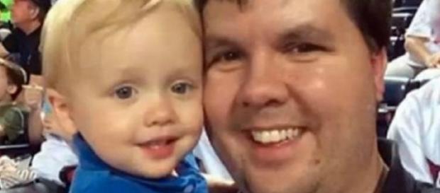 Justin Harris com o bebê Cooper Justin Harris com o bebê Cooper