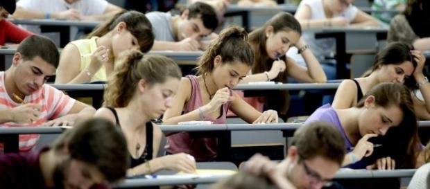 La realidad de muchos jóvenes recién licenciados es bien diferente a la que les prometieron (poco adultos - lavanguardia.com) La realidad de muchos jóvenes recién licenciados es bien diferente a la que les prometieron (poco adultos - lavanguardia.com)