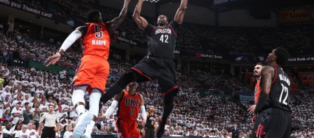 Nenê Hilário em um des seus momentos no jogo em OKC Nenê Hilário em um des seus momentos no jogo em OKC