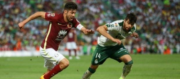 Oribe Peralta (izq.) enfrenta a Néstor Araujo durante la derrota del América. (via twitter - Replay Mx) Oribe Peralta (izq.) enfrenta a Néstor Araujo durante la derrota del América. (via twitter - Replay Mx)