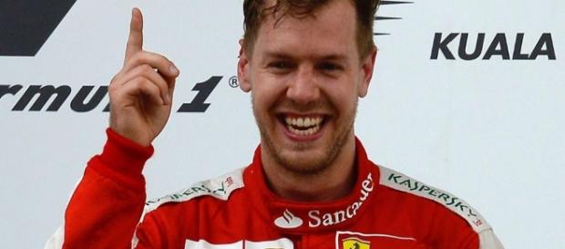 Por qué Vettel celebra sus victorias con el dedo índice ... - soymotor.com Por qué Vettel celebra sus victorias con el dedo índice ... - soymotor.com