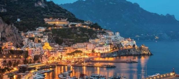 Una panoramica bellissima di Amalfi Una panoramica bellissima di Amalfi