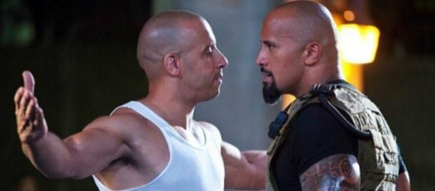 Vin Diesel e Dwayne Johnson durante o filme Vin Diesel e Dwayne Johnson durante o filme