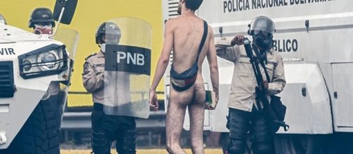 Foto cortesía de Univisión - Hans Wuerich, joven que decidió perder el pudor del desnudo para clamar por los derechos de sus conciudadanos.