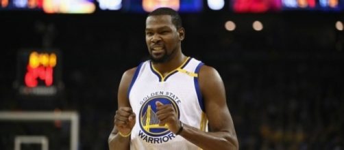 Kevin Durant made his return to the lineup to help the Warriors capture a Game 4 win. [Image via Blasting News image library/inquisitr.com]