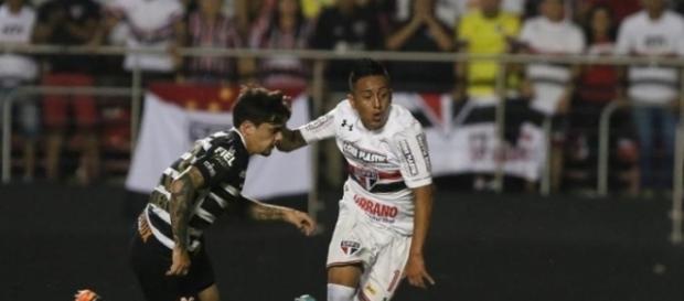 Fagner e Cueva se estranham durante o Majestoso Fagner e Cueva se estranham durante o Majestoso